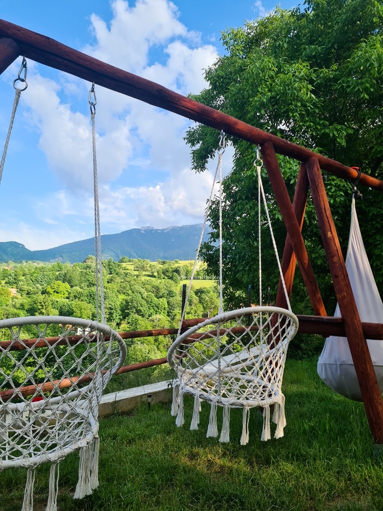 Curtea cabanei Casa Munteana